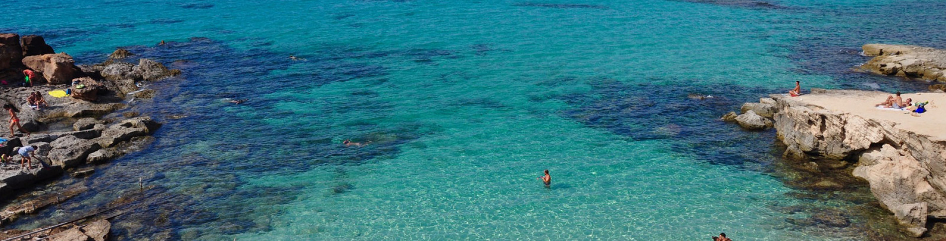 Formentera Urlaub buchen und im klaren Meer schwimmen
