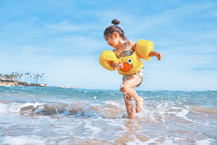 Kind spielt am Meer von Rhodos